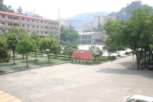 校园开阔广场及周边景致