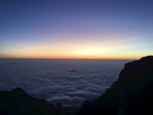 泰山云海之上的壮丽日出景象