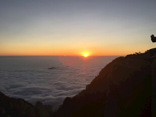 泰山山顶观日出的孤独身影