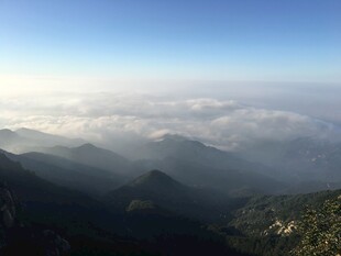 泰山山峦云海间的壮美风光