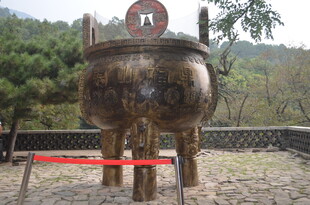 泰山古朴大鼎立于户外景观中
