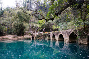 荔波古桥映于幽蓝湖水之景