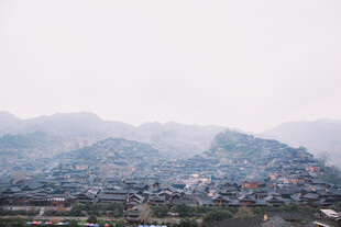 山间城镇远景