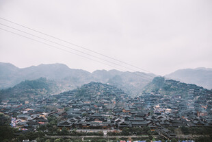 山间小镇 云雾缭绕之景
