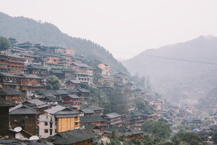 山间苗族村落 古朴景致
