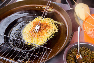 铁板上的美味烹饪时刻