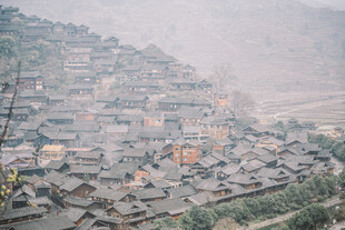 雾中苗寨村落景观