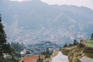 俯瞰山间城镇美景