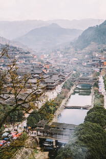 千户苗寨俯瞰山间古村落美景
