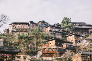 千户苗寨依山而建的古朴传统村落