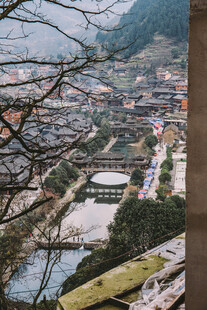 千户苗寨俯瞰山间小镇美丽景致