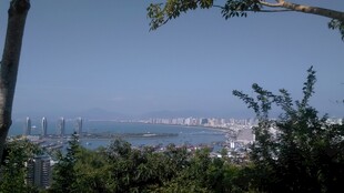 三亚山林间远眺城市景观