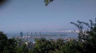 三亚俯瞰城市与水域景观