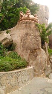 三亚假山景观上的雕塑装饰