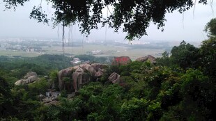 三亚俯瞰山林间的城镇景色