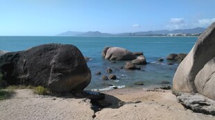 三亚海边巨石风景