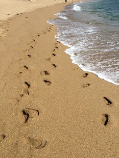 三亚沙滩上的脚印与海浪