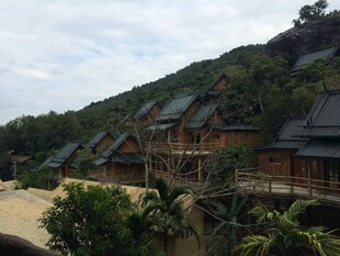 三亚山间特色木屋景观