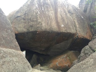 三亚山间巨石下的天然洞穴