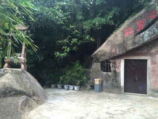 三亚山间古旧小屋隐于绿荫