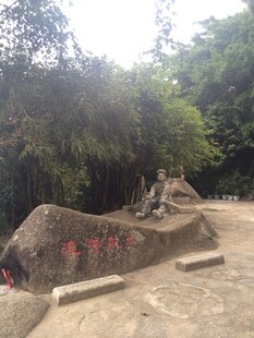 三亚山林中的石刻景观