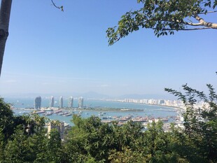 三亚俯瞰城市与海景的自然风光