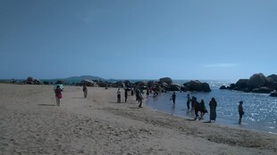 三亚热闹海滩上的休闲人群