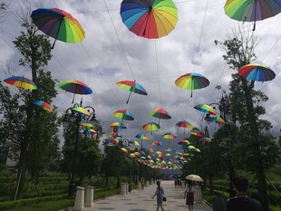 三亚彩色伞装点的梦幻步道