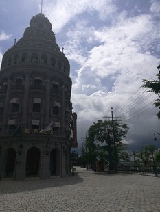 三亚古老建筑前的开阔广场