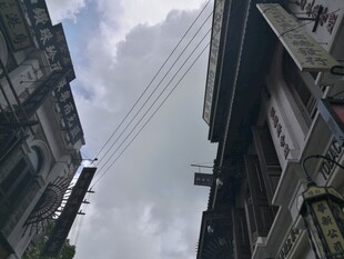 三亚老旧街巷中的建筑与电线