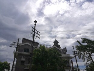 三亚阴天中的建筑与林立电杆