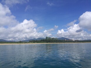 三亚碧海蓝天中的美丽海滨风光