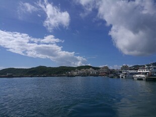 三亚海滨风光 蓝天白云与水域