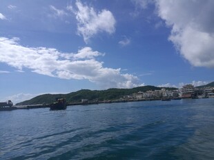 三亚海上风光 远处山峦与船只