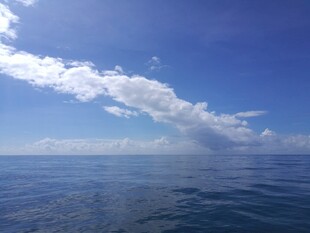 三亚蔚蓝大海上的白云奇景