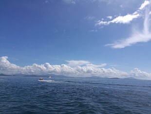 三亚碧海蓝天的海上风光