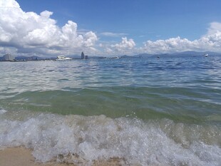 三亚海边美景 海浪轻拍沙滩