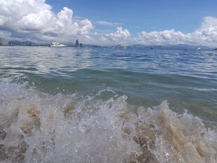 三亚海浪翻涌的辽阔海景
