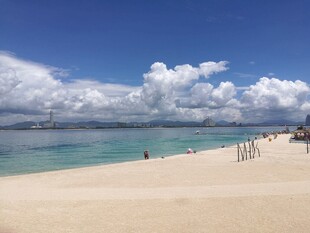 三亚美丽海滩 蓝天白云下的风景