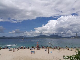 三亚热闹的海滨沙滩景象