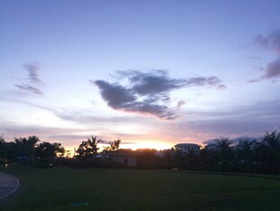 三亚黄昏时分的田野天空美景