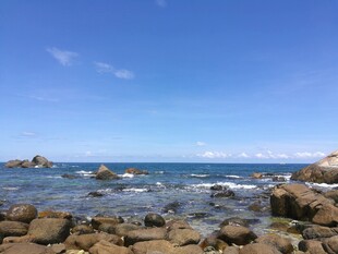 三亚海边礁石与蔚蓝大海景观