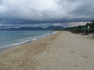 三亚阴天的静谧海滩风光