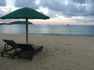 三亚海滩休闲时光 躺椅与阳伞