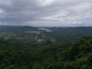 三亚俯瞰山林与开阔景致