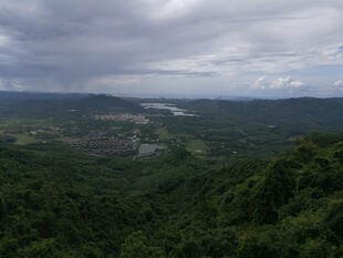 三亚俯瞰山林与远处开阔景致