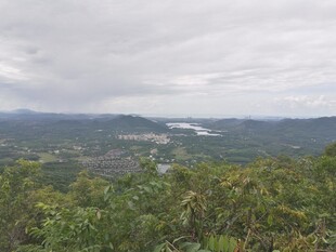 三亚山间云雾缭绕的自然景致