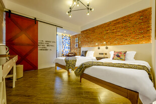 三亚温馨木质风卧室客房