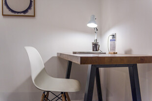 三亚简约现代风书房桌椅一角