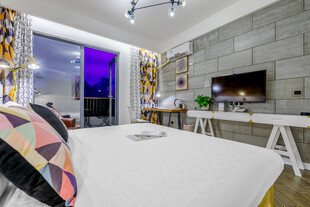 三亚现代简约风温馨卧室一角